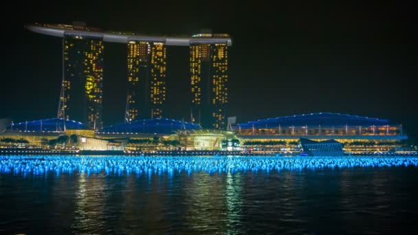 СИНГАПУР - CIRCA DEC 2013: Hotel Marina Bay Sands. Персидский залив украсили перед празднованием Нового года ночью — стоковое видео