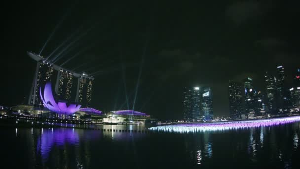 СИНГАПУР - CIRCA DEC 2013: Marina Bay Sands and decorated gulf before the celebration of the new year at night — стоковое видео