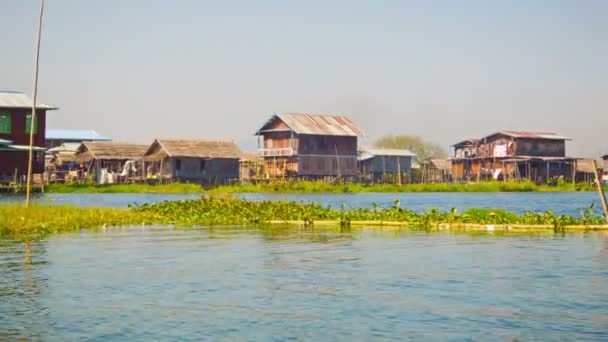 INLE LAKE, MYANMAR - CIRCA JAN 2014: Village among the Lake. People moving only by boats — Stock Video