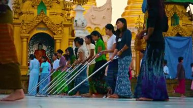 Yangon, myanmar - 03 Ocak 2014: shwedagon pagoda her akşam temizlik