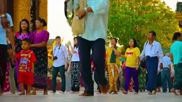 YANGON, MYANMAR - 03 JAN 2014: A crowd of people on the territory of Shwedagon Pagoda — Stock Video