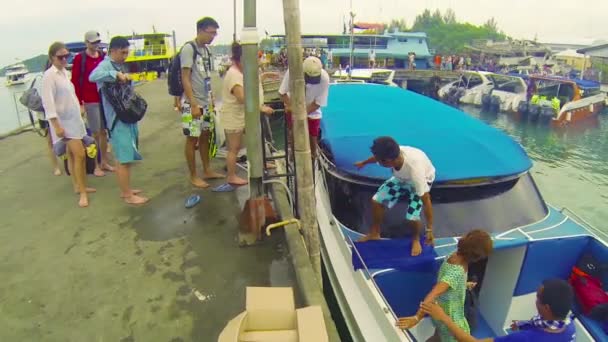 PHUKET, THAILAND - CIRCA MAR 2014: Tourists are loaded on a speed boat to sail to the islands — Stock Video