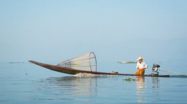 video 1080p - yerel balıkçı balıkçılık tekne bir motor ile yüzer. Inle Gölü, burma (myanmar)