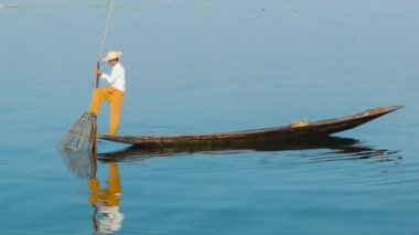 video 1080p - tuzak kullanarak balık Birmanya balıkçı yakalar. Inle Gölü, myanmar