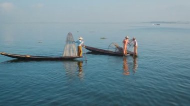 video 1080p - myanmar, Inle Gölü. vintage tekne üzerinde Balıkçılar