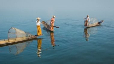video 1080p - myanmar, Inle Gölü. balıkçı tekne ile geleneksel tuzakları