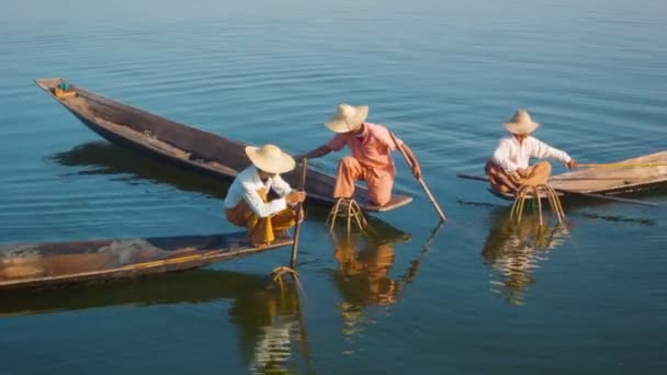Vídeo 1080p - Myanmar, Inle Lake. Pescadores em barcos demonstram forma antiga de pesca — Vídeo de Stock