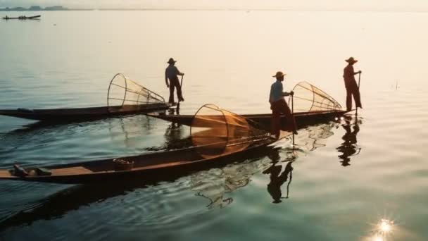 Βίντεο 1080p - Μυανμάρ, inle λίμνη. αλιείς στις vintage βάρκες πλέουν σπίτι με μια σύλληψη — Αρχείο Βίντεο