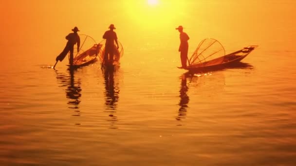 Video 1080p - Myanmar, Inle Lake. Pescadores en barcos antiguos movidos con patas — Vídeo de stock