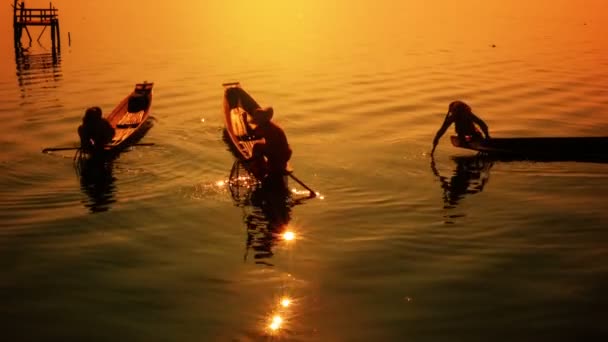 videóinak 1080p - burma, inle-tó. halászok a hajón mutat ősi vintage hagyományos módszer a halászat