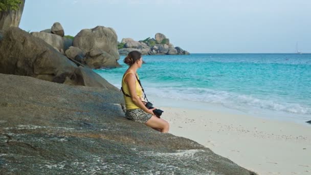 Video 1080p - turist sitter på stranden. Similan islands, thailand — Stockvideo