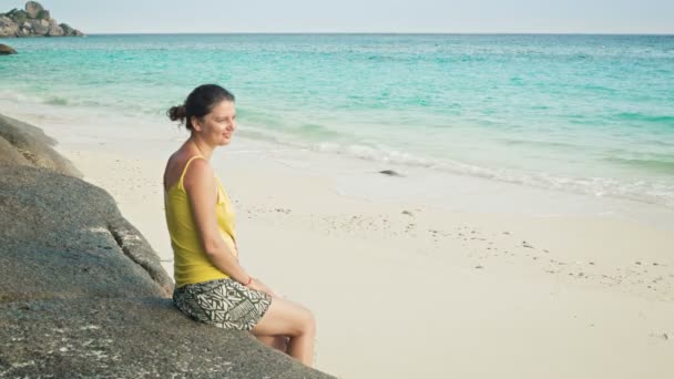Відео 1080 р - жінка, сидячи на пляжі. Сіміланскіе острови, Таїланд — стокове відео
