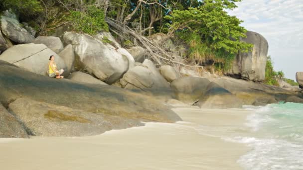 Video 1080p - Girl resting on the coast of tropical sea — Stock Video