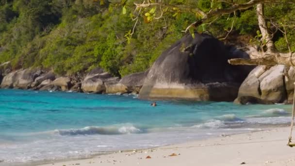 Vídeo 1080p - Menina em um balanço na costa do mar tropical — Vídeo de Stock