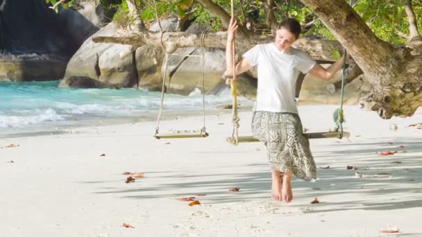 Vidéo 1080p - Jeune femme sur une balançoire sur la côte de la mer tropicale — Video