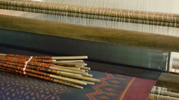 ビデオ 1080 - 古い木造の織機します。カンボジア — ストック動画