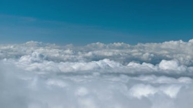 video 1080p - Sky - yüksek bir dağ görünümünde bir kümülüs bulutları. Chiang mai, Tayland