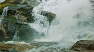 video 1080p - kayaların üzerinden akan su. şelale üzerinde küçük bir nehir kenarında chiang mai, Tayland