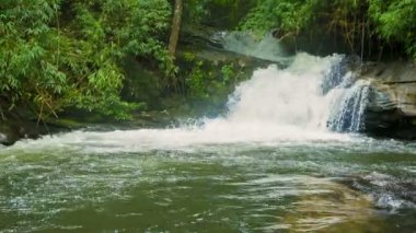 video 1080p - şelale orman küçük nehir. Chiang mai, Tayland