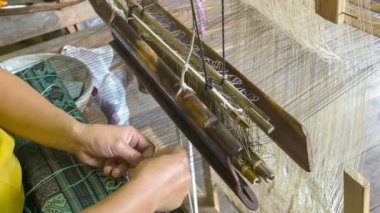 video 1080 eski bir tezgah üzerinde desen dokuma p -. Laos, luang prabang