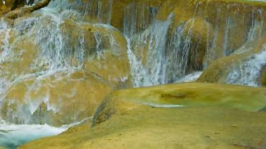 video 1080p - su taşıma yakın çekim. kouang si şelale, laos, luang prabang