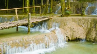 wideo 1080p - kouang si wodospad, laos, luang prabang. spojrzenie z drewniany most, zoom.