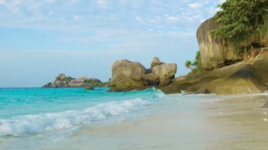 video 1080p - deniz plaj ve kayalar. Tayland, similan