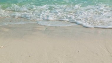video 1080p - kumlu bir plaj dalgalar. Tayland sıcak tropik deniz
