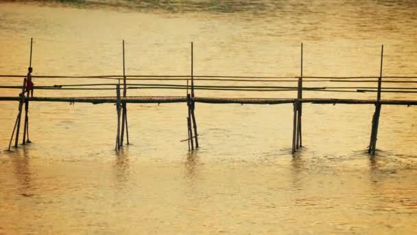 Video 1080p - nehir üzerinde bir bambu köprüyü geçtikten çocuklar. Luang prabang, laos — Stok video