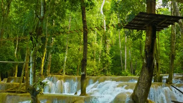 Video 1080p - Panorama vertical de la cascada de Kouang Si, Laos, Luang Prabang — Vídeos de Stock