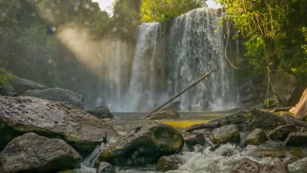 Wideo 1080p - widok wodospadu w parku narodowym Sławońskiej phnom. Kambodża, siem reap — Wideo stockowe