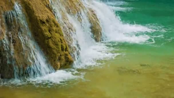 ビデオの 1080 p - kouang si 滝、ラオス、ルアンパバーンをルアンパバーン。純粋な水のクローズ アップを流れる — ストック動画