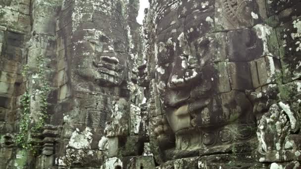 Видео 1080p - Огромные каменные лица на стенах древнего храма. Камбоджа, Байон — стоковое видео