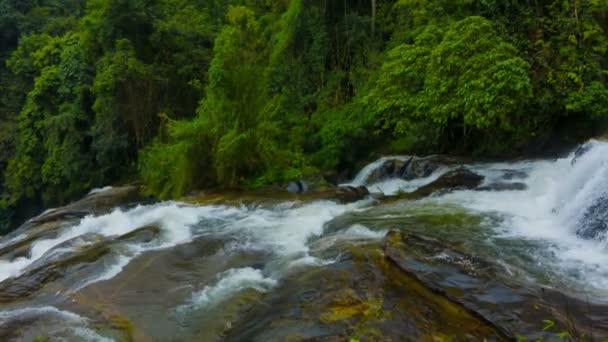 Video 1080p - panorama av vattenfall i regnskogen. Thailand — Stockvideo