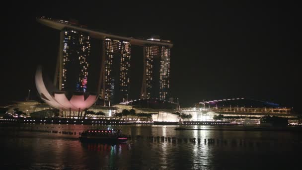 Видео 1080p - Ночной Сингапур. Вид на залив Марина — стоковое видео