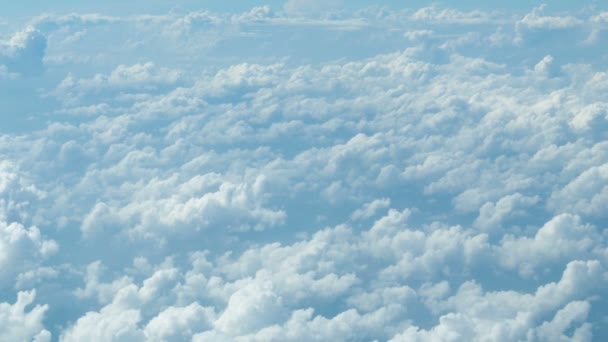 Vidéo 1080p - Mer de nuages. La vue depuis la fenêtre d'un avion de ligne 