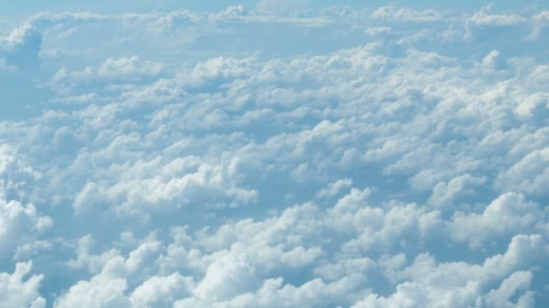 Video 1080p - Mar de nubes. La vista desde la ventana de un avión de pasajeros — Vídeos de Stock