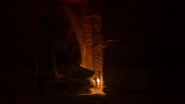 Vídeo 1080p Escultura no quarto de um antigo templo budista iluminado por vela. Birmânia . — Vídeo de Stock