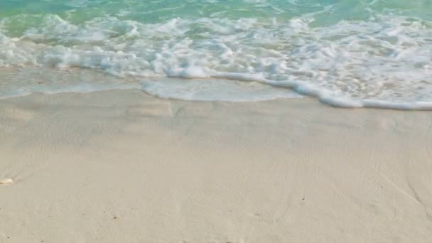 Vídeo 1080p - Ondas em uma praia de areia. Mar tropical quente na Tailândia — Vídeo de Stock