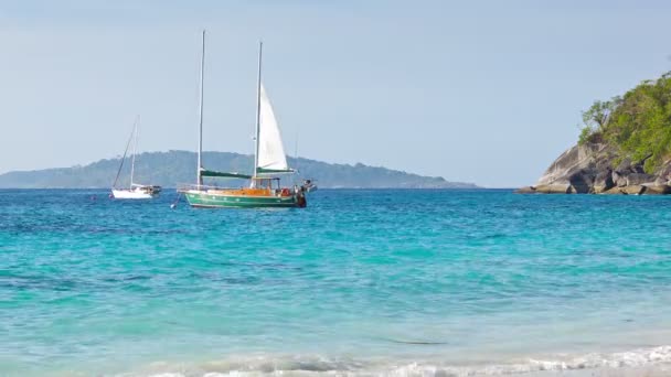 Video 1920x1080 - Veleros cerca de la playa tropical - hermosos paisajes — Vídeos de Stock