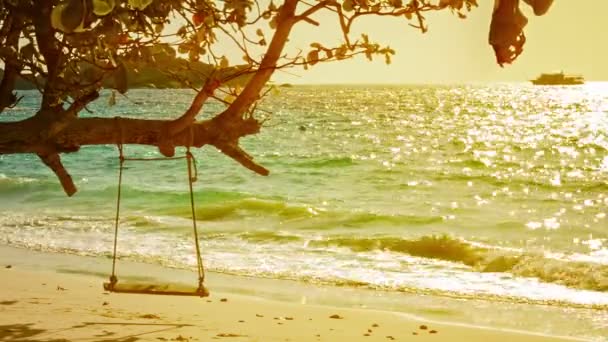 Video 1080p - Playa, mar y barco. Hermoso paisaje tropical con columpio — Vídeos de Stock