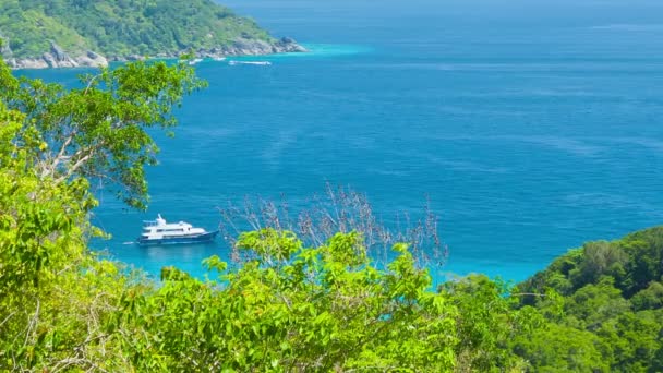 Video 1080p - Yacht vicino all'isola tropicale. Vista dalla montagna. Thailandia, Similan — Video Stock