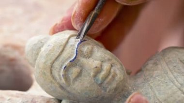 video 1920 x 1080 - ana Buda heykeli açmaktadır. Kamboçya'da taş kesme Atölyesi