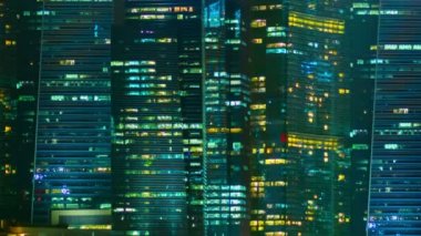 video 1080p - gece windows office binaların büyük bir şehirde. Singapur