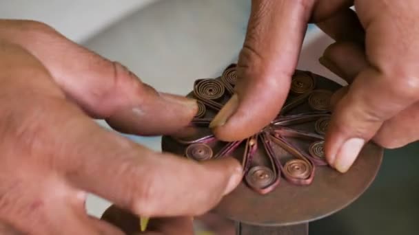Vidéo 1920x1080 - Fabrication de décorations métalliques dans l'atelier. Cambodge — Video