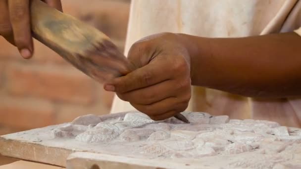 Video 1920x1080 - Trabajo sobre tallas de piedra. Taller de piedra en Camboya — Vídeo de stock