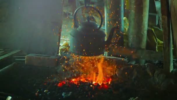 Video 1920 x 1080 - gamla vattenkokare över elden i smedjan. Myanmar — Stockvideo