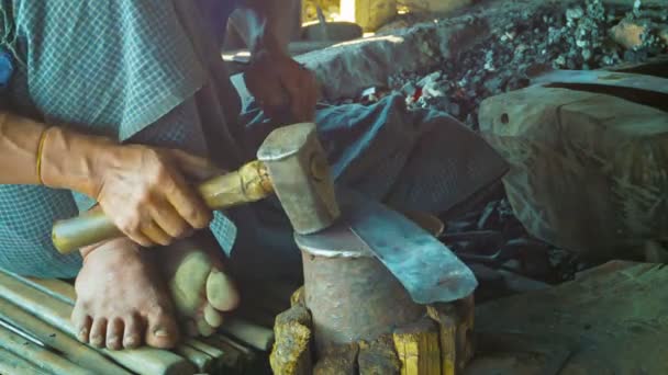 Vidéo 1920x1080 - Fabrication d'un grand couteau dans la forge. Birmanie — Video