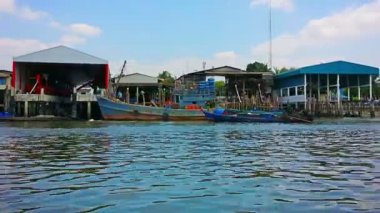 Ranong, Tayland - mar 2014 yaklaşık: dizi boyunca deniz nehir akar binalar