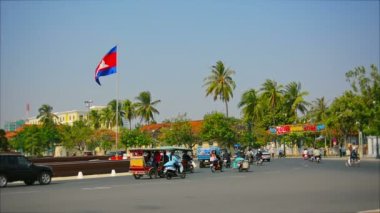 Phnom penh, Kamboçya - 29 Aralık 2013: anıtın yakınındaki taşıma halkası